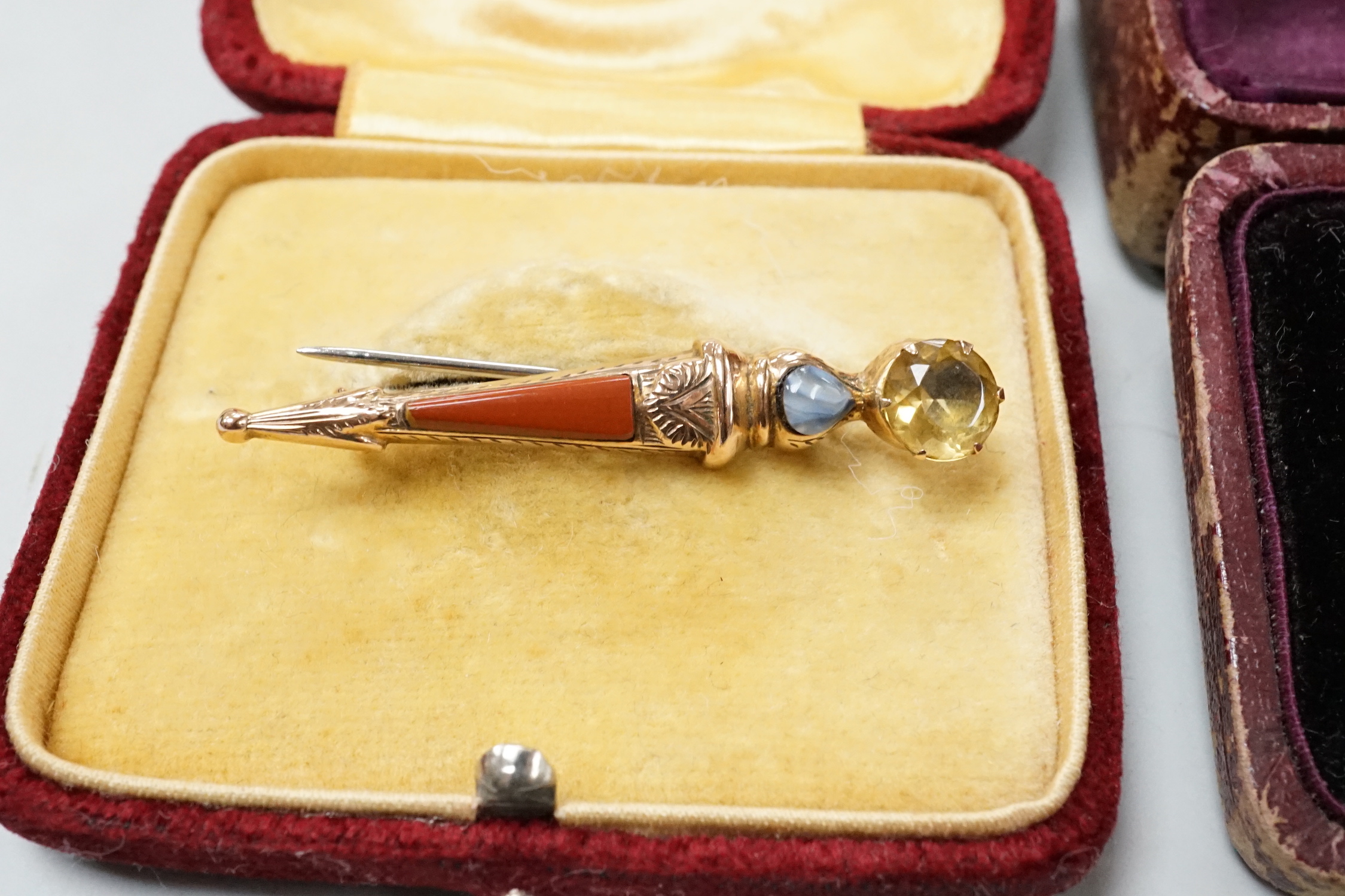 A 9ct, gem and Scottish hardstone set dirk brooch, 45mm and one other 9ct and gem set bar brooch, gross weight 4.5 grams.